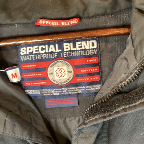 Special blend ski jacket with duck down. Squishy and comfy. Size M.  B6 - Picture 4 of 9